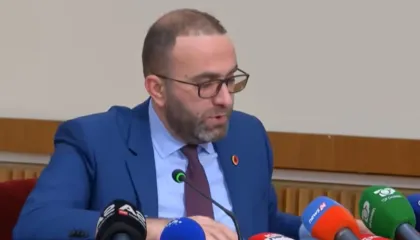 Opozita: Të mblidhen “mandatet”! Demokratët shkojnë të vetëm në Këshill: PS në mbrojtje të Ballukut