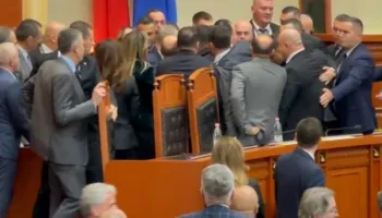 Opozita zapton karriget e kabinetit, Berisha u jep urdhra deputetëve demokratë: Ngjituni lart