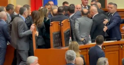 Opozita zapton karriget e kabinetit, Berisha u jep urdhra deputetëve demokratë: Ngjituni lart