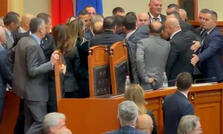 Opozita zapton karriget e kabinetit, Berisha u jep urdhra deputetëve demokratë: Ngjituni lart