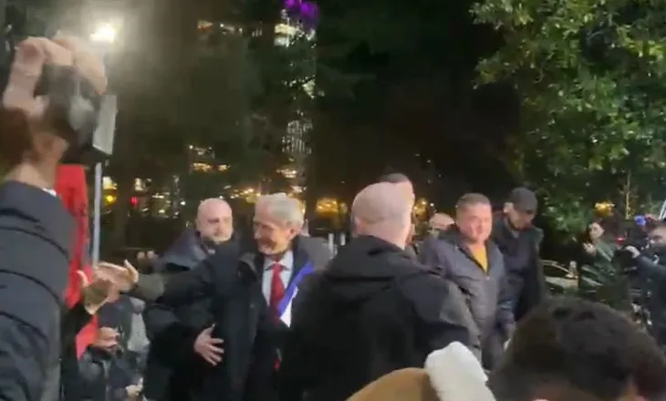 Pak para protestës kombëtare, Berisha mbërrin në selinë e PD