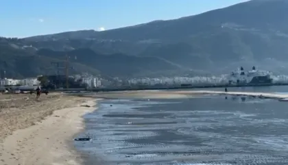 Pamje e rrallë e bregdetit/ Zbatica zbulon rërën në plazhin e vjetër në Vlorë dhe Zvërnec