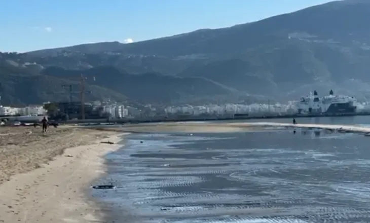 Pamje e rrallë e bregdetit/ Zbatica zbulon rërën në plazhin e vjetër në Vlorë dhe Zvërnec