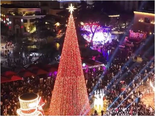 Pamje magjike, ndriçohet ‘Sheshi Skënderbej’