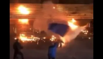 PAMJE TË RËNDA / Militanti i PD hedh molotov, por djeg ‘shokun e partisë’, e shpëton Policia
