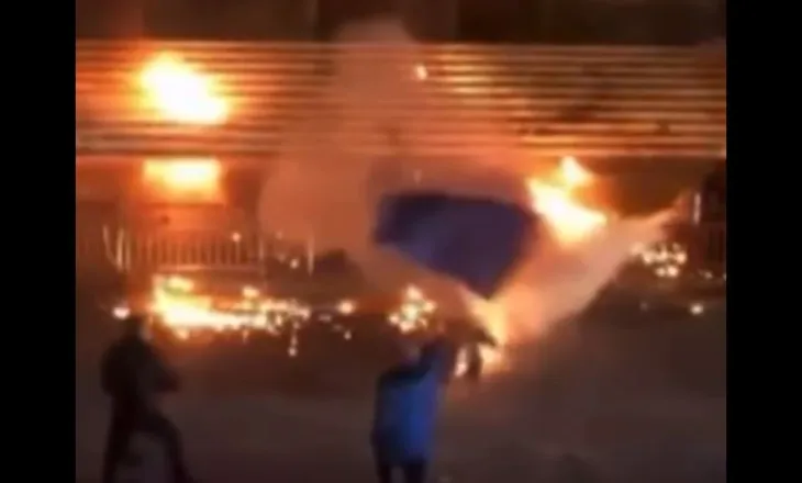 PAMJE TË RËNDA / Militanti i PD hedh molotov, por djeg ‘shokun e partisë’, e shpëton Policia