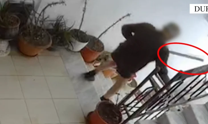 Pamje të rënda/ Tentoi të vriste bashkëshorten me një send të fortë, arrestohet 76-vjeçari