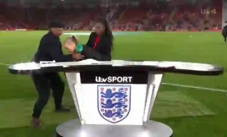 Panik në fushë/ Moderatorja e njohur sportive, humb ndjenjat gjatë transmetimit live si paraqitet gjendja e saj