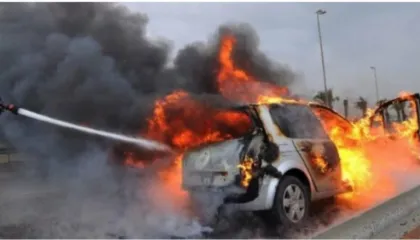 Panik/ Shpërthen në flakë makina në mes të rrugës, detajet e para