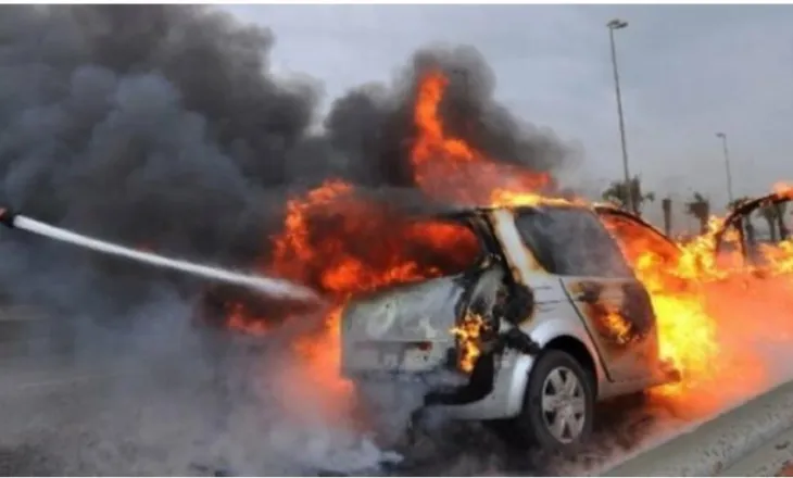 Panik/ Shpërthen në flakë makina në mes të rrugës, detajet e para