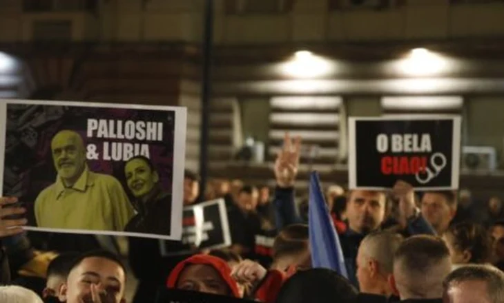 Pankartat pikante nga ‘Foltorja 3’-Berisha mbërrin në protestë, Bardhi, Noka dhe Salianji i bashkohen