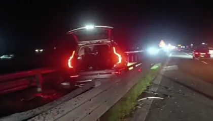 Parakalimi i gabuar, aksident i rëndë në Lushnje-Fier, makina përfundon mbi barrierat metalike