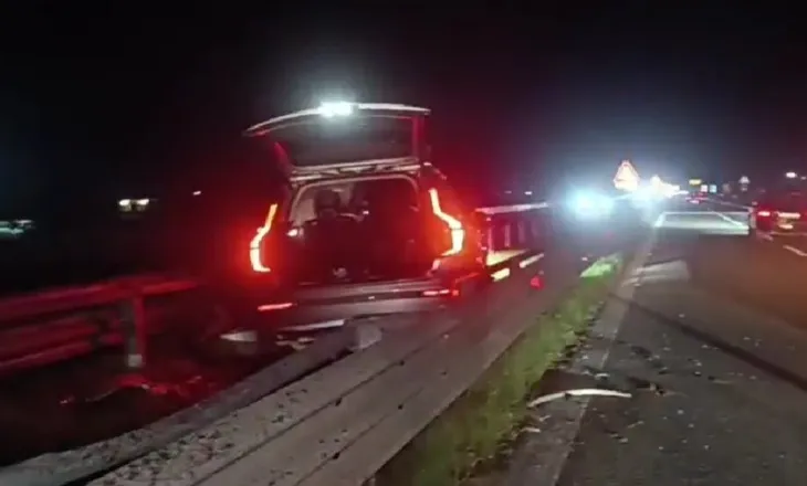 Parakalimi i gabuar, aksident i rëndë në Lushnje-Fier, makina përfundon mbi barrierat metalike