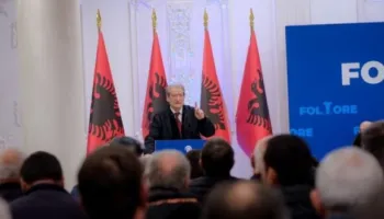 Paratë i ke tek rruga”/ Berisha: Si u bë Balluku me 300 apartamente dhe 15 supermarkete