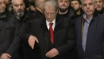 Pas bombave molotov te Kryeministria, Berisha ‘shëtitje” deri te Kuvendi: Po u tregoj se ku do protestojmë më pas