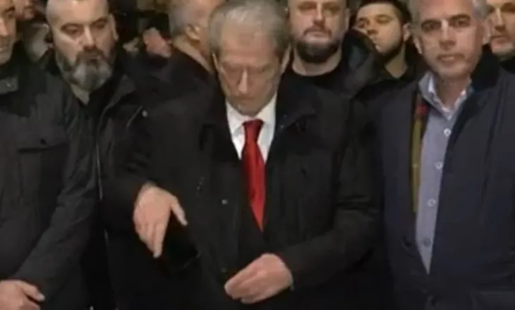 Pas bombave molotov te Kryeministria, Berisha ‘shëtitje” deri te Kuvendi: Po u tregoj se ku do protestojmë më pas