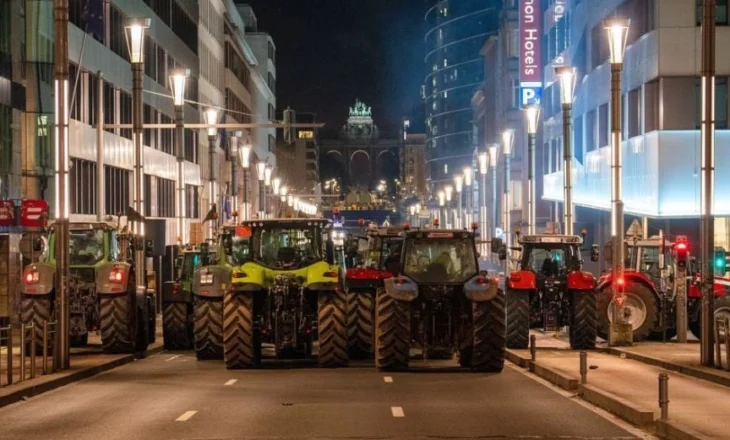 Pas Francës, fermerët protestojnë edhe në Belgjikë, 150 traktorë “pushtojnë” rrugët e Brukselit