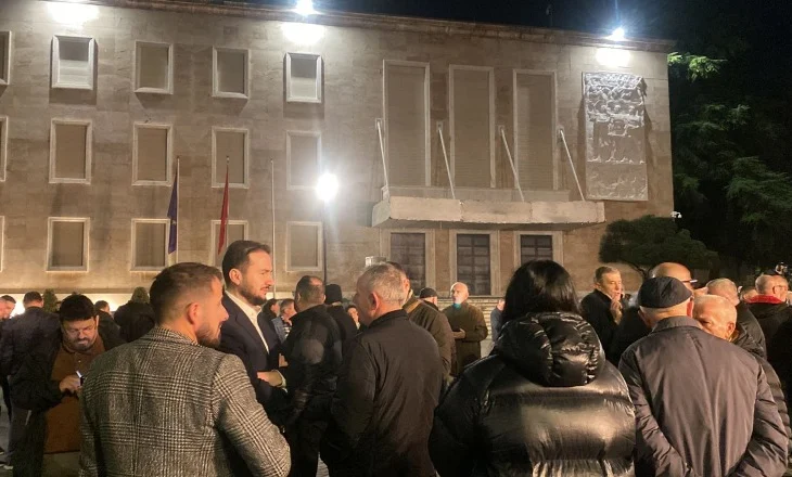 Pas ‘kafes’ me të zhgënjyerit e PD-së, Salianji i ‘shkon te këmbët’ Sali Berishës