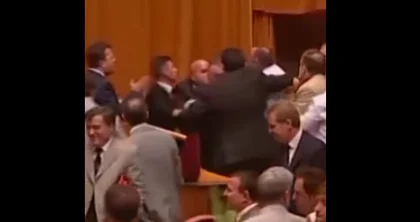Pas kërkesës për përjashtimin e deputetëve, Topalli rikthen videon e 2006: Ja ç’bënin socialistët në Parlament kur po firmosej MSA dhe NATO