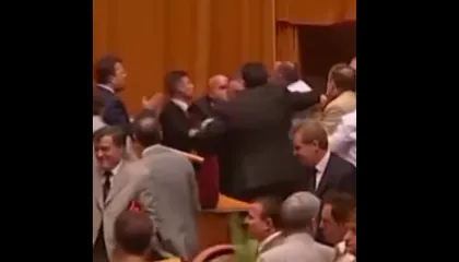 Pas kërkesës për përjashtimin e deputetëve, Topalli rikthen videon e 2006: Ja ç’bënin socialistët në Parlament kur po firmosej MSA dhe NATO