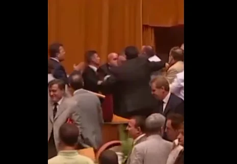 Pas kërkesës për përjashtimin e deputetëve, Topalli rikthen videon e 2006: Ja ç’bënin socialistët në Parlament kur po firmosej MSA dhe NATO