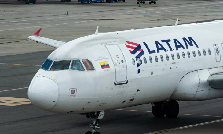 Pasagjerët evakuohen pasi tymi mbulon avionin në një emergjencë alarmante në aeroport