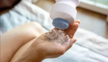 Pasi të zbuloni për çfarë përdoret pudra e bebes, s’do e hiqni kurrë më nga çanta