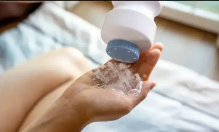 Pasi të zbuloni për çfarë përdoret pudra e bebes, s’do e hiqni kurrë më nga çanta