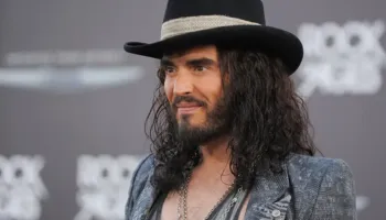 Pasuria e Russell Brand: Sa i pasur është komediani i akuzuar për përdhunim dhe sulm seksual?