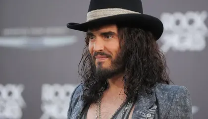 Pasuria e Russell Brand: Sa i pasur është komediani i akuzuar për përdhunim dhe sulm seksual?