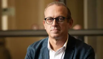 Patriotizëm me pallavra/ Robelli: Problemet nuk zgjidhen duke iu drejtuar muskujt serbëve në Veri