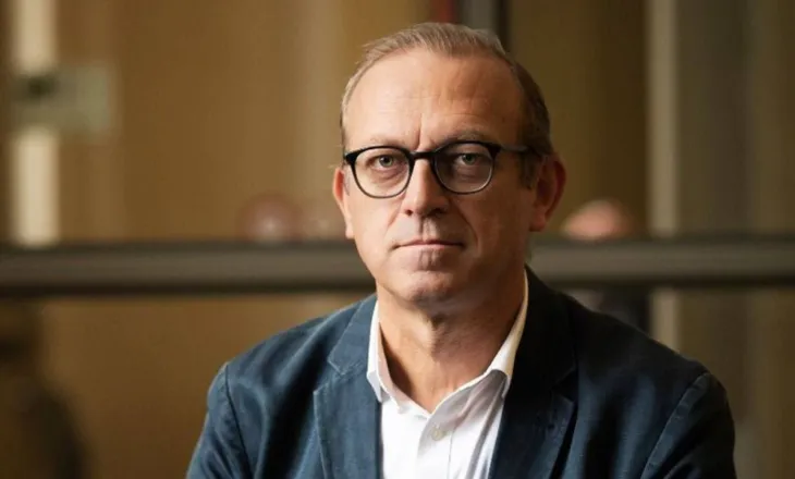 Patriotizëm me pallavra/ Robelli: Problemet nuk zgjidhen duke iu drejtuar muskujt serbëve në Veri