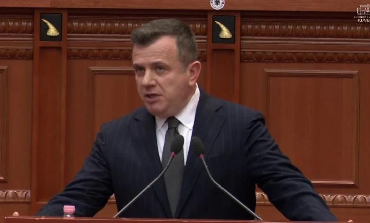 PD feston 36-vjetorin/ “Pse nuk na ftuat?”, Balla ironizon: Shpresoj të mos jeni kaq të hallakatur