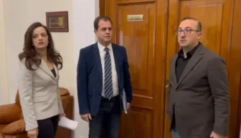 PD kërkoi mbledhjen e “Mandateve” për Ballukun, por PS kyç dyert e Kuvendit, reagon Gjekmarkaj: Po mbrojnë korrupsionin
