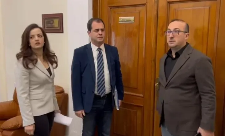 PD kërkoi mbledhjen e “Mandateve” për Ballukun, por PS kyç dyert e Kuvendit, reagon Gjekmarkaj: Po mbrojnë korrupsionin