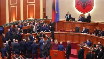 Peleshi mbyll seancën e Kuvendit, ironizojnë deputetët e opozitës: Bravo Dubai!