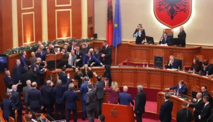 Peleshi mbyll seancën e Kuvendit, ironizojnë deputetët e opozitës: Bravo Dubai!