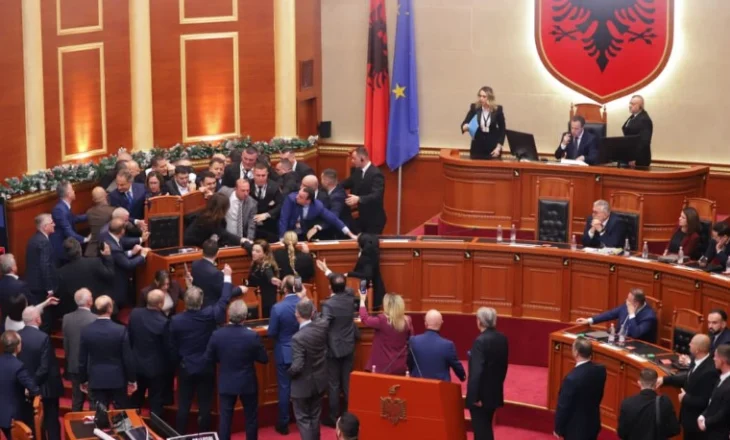 Peleshi mbyll seancën e Kuvendit, ironizojnë deputetët e opozitës: Bravo Dubai!