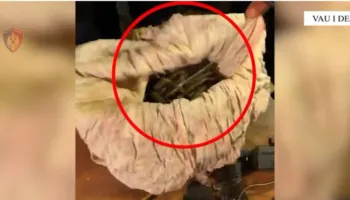 Pengoi qarkullimin e automjeteve/ Pranga 42-vjeçarit në Vaun e Dejës, policia i gjen edhe drogë e municion luftarak