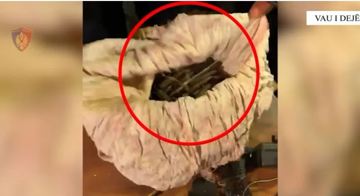 Pengoi qarkullimin e automjeteve/ Pranga 42-vjeçarit në Vaun e Dejës, policia i gjen edhe drogë e municion luftarak