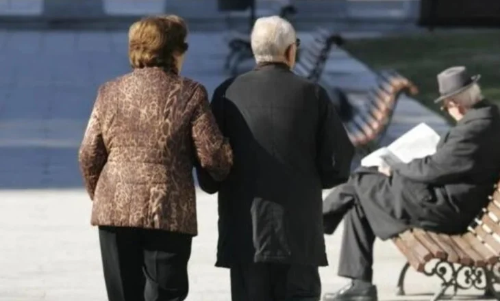 Pensionistët marrin bonusin/ Nga sot, 756 mijë pensionistë mund të tërheqin nga 10 deri në 15 mijë lekë