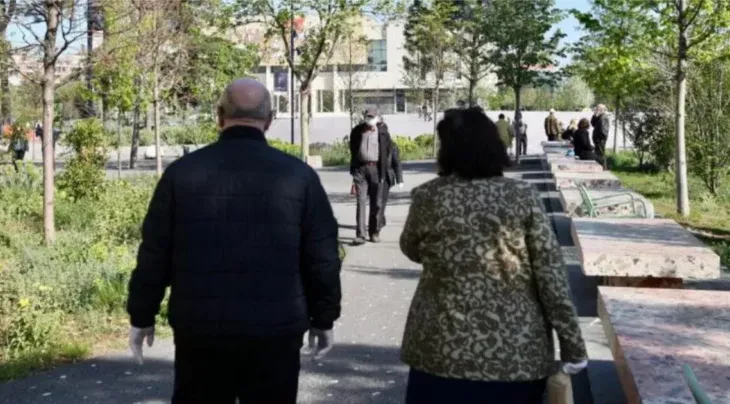 Pensionistët përballë një fundviti të varfër: Qyteti plot drita, por xhepat janë bosh…