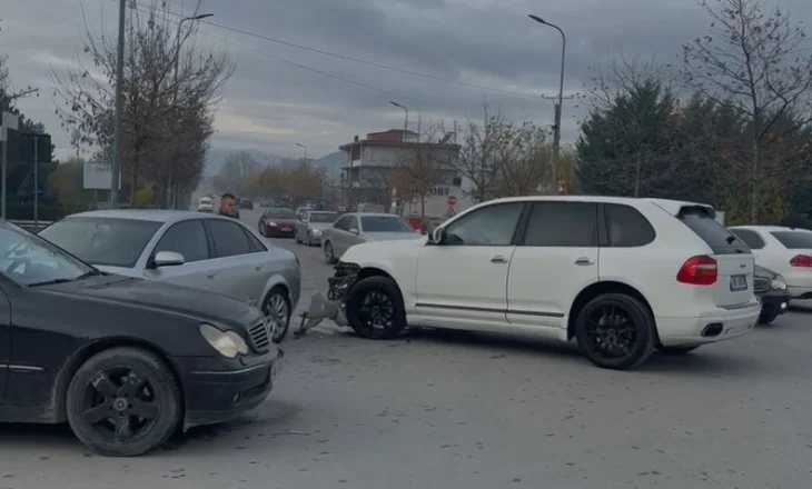 Përfshihen në aksident tre automjete në Korçë