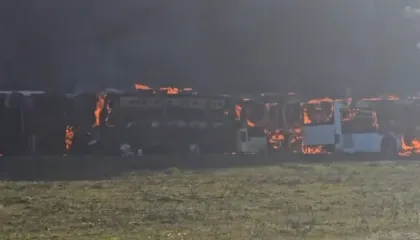 Përfshihen nga flakët disa autobusë në Durrës
