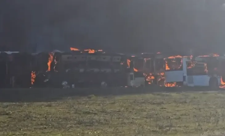 Përfshihen nga flakët disa autobusë në Durrës
