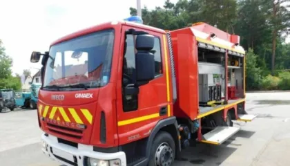 Përfshihen nga flakët disa autobusë të braktisur në Durrës