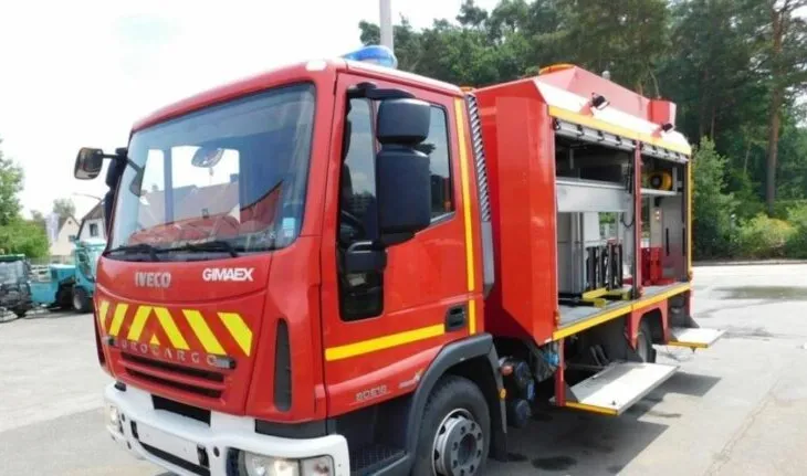 Përfshihen nga flakët disa autobusë të braktisur në Durrës