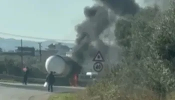 Përfshihet nga flakët autoboti me gaz në aksin Elbasan-Peqin