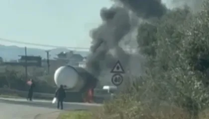 Përfshihet nga flakët autoboti me gaz në aksin Elbasan-Peqin
