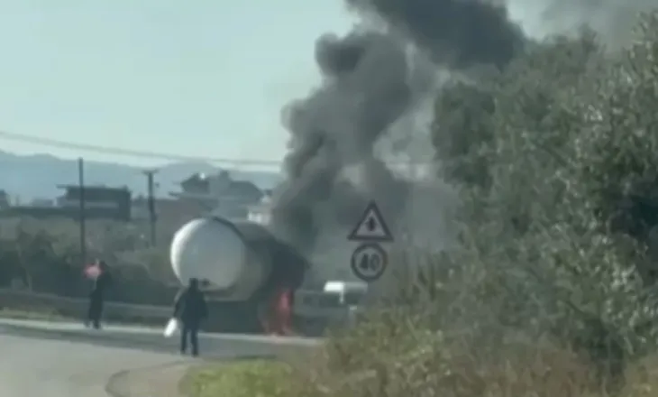 Përfshihet nga flakët autoboti me gaz në aksin Elbasan-Peqin